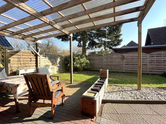 Terrasse mit Blick in den Garten