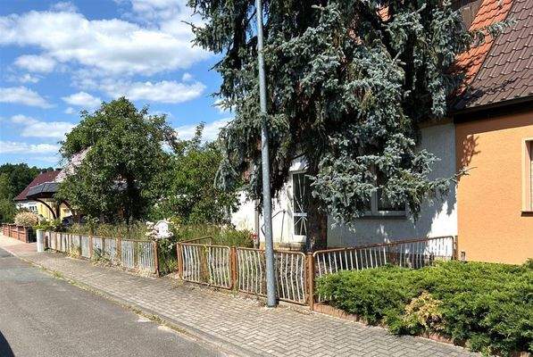 Straßenansicht links