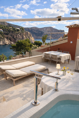 Dachterrasse Pool Liegen Tisch.PNG