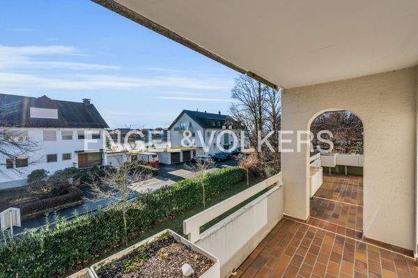 Sonniger Balkon mit Aussicht zum Bodensee