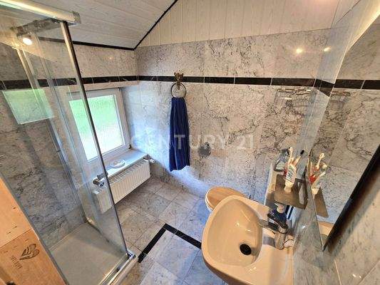 Attraktives Tageslichtbadezimmer der Wohnung OG rechts