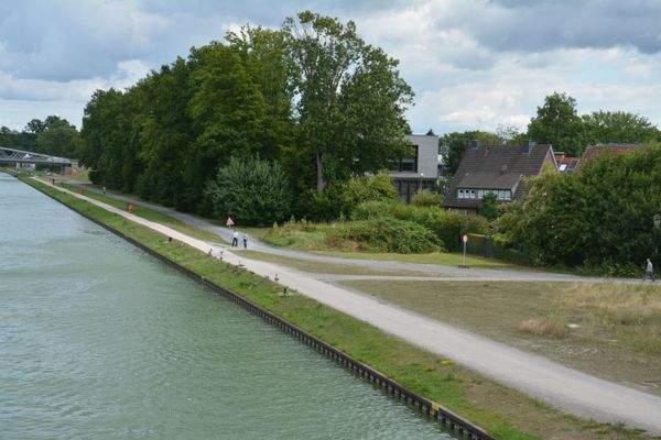 Blick vom Kanal auf das Haus