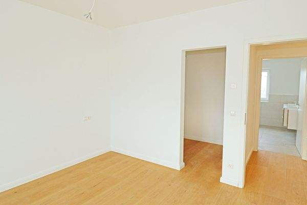 Schlafzimmer mit Ankleide im OG