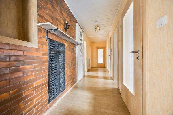 Geräumiger Flurbereich mit Holzdecke und Backstein