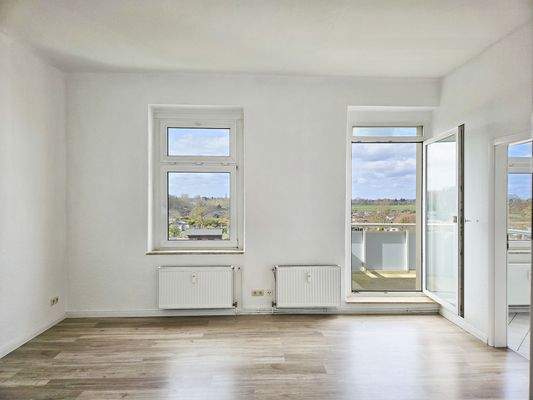 Wohnzimmer mit Balkonzugang.jpg