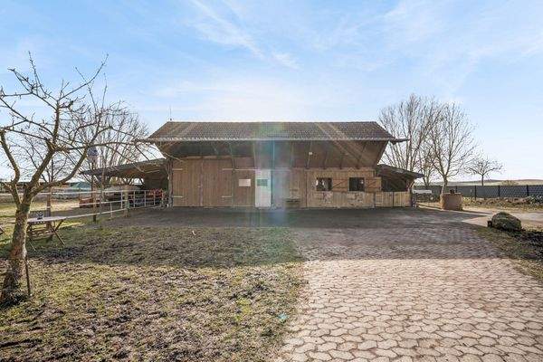 EV - Blick auf die Stallungen