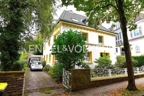 Haus mit Stellplätzen und Garage