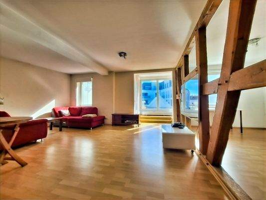 Wohnzimmer mit Terrassenzugang der 2,5 ZKB Wohnung im Obergeschoss