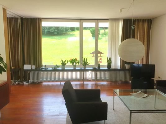 Wohnzimmer mit Blick in den Garten