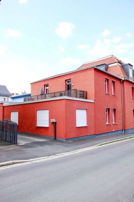 Außenansicht (Wohnung oben mit Balkon)