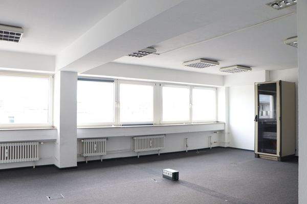 Leeres Büro mit Fenstern