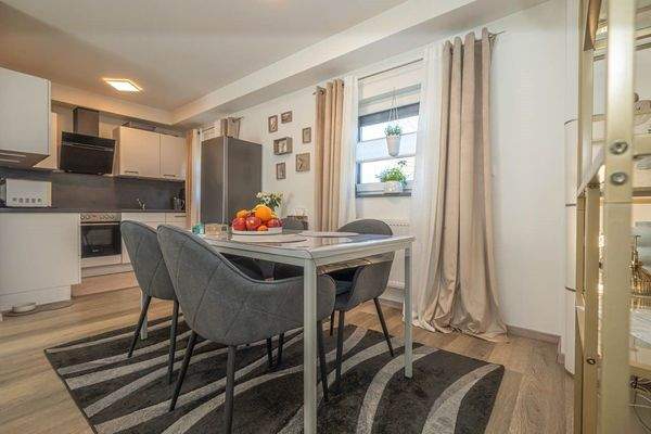 DH1, rechte Hälfte: Wohn-/Essbrereich mit Küche