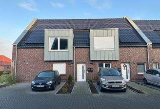 Doppelhaushälfte mit Solarpanels