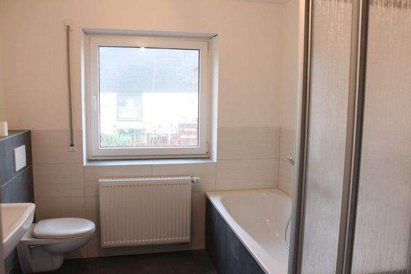 Bad im OG mit Badewanne und Dusche