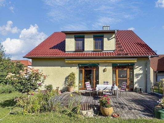 Hausansicht mit Terrasse