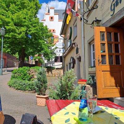 Sitzplätze außen mit Blick zum Schloss