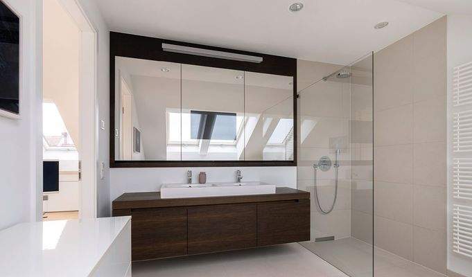 Masterbad mit TV im Spiegel