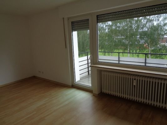 Wohnzimmer mit Zugang zum Balkon