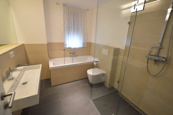 Bad mit Wanne+Dusche+Fenster