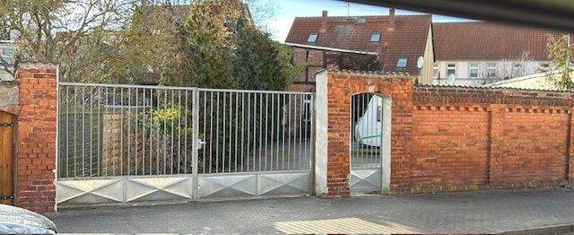 Zufahrt rückseitig zu den Parkplätzen