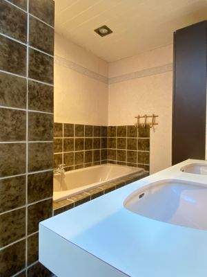 Bad mit Dusche und Wanne