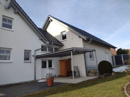 Zugang zum Haus und zur Garage