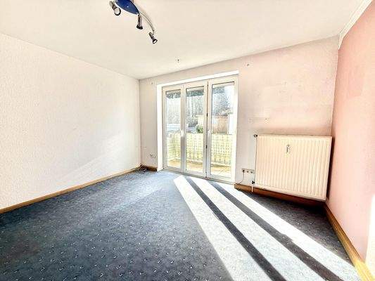 Wohnzimmer mit Balkonzugang