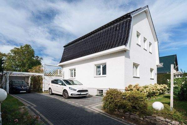 Hausansicht mit Stellplatz