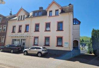 Vorderseite mit Schaufensterfront