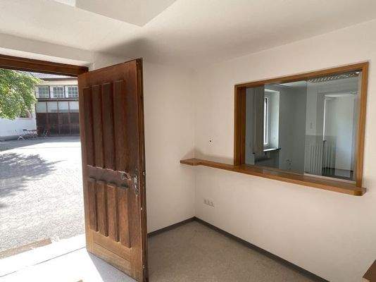 Eingang mit Empfangfenster