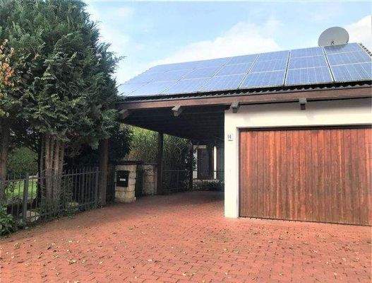 Großzügiger Vorplatz, Carport, Garage