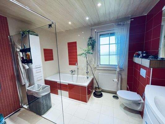 XXL Bad mit Wanne und barrierefreier Dusche