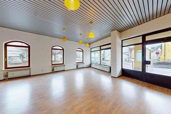 Hauptverkaufsfläche Blick zur Straße