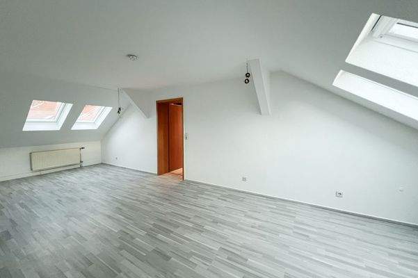 Wohnzimmer mit Fenstern zu beiden Seiten