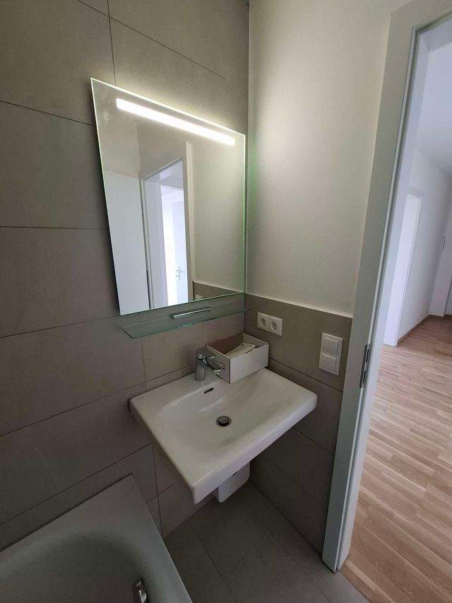 Wohnen wie im Neubau - Kernsanierte 2-Zimmer-Wohnung mit Balkon & Aufzug - Photo 5