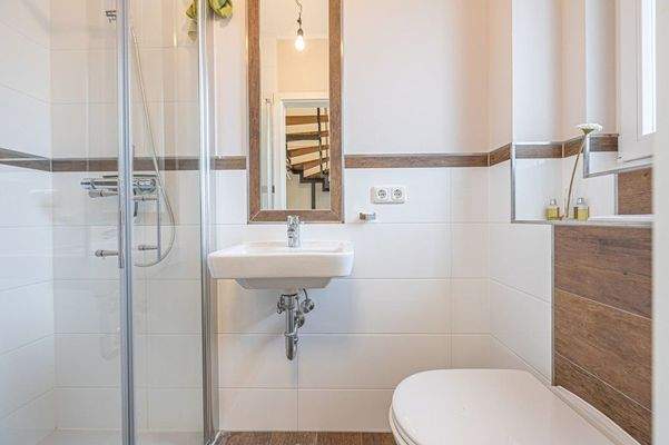 Gäste-WC mit Dusche