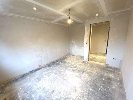 Obergeschoss: Zimmer 1 mit Blick zum Flur / Hauseingangsseite