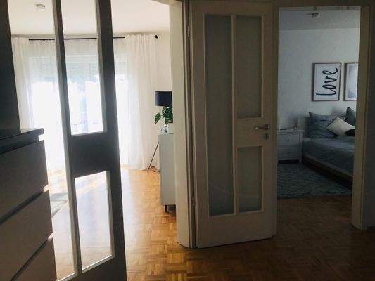 Flur mit Blick ins Schlafzimmer und Wohnzimmer