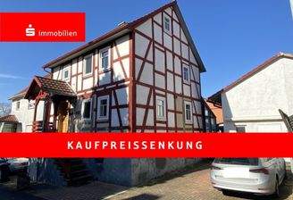 Eingangsseite, Stellplatz und Nebengebäude