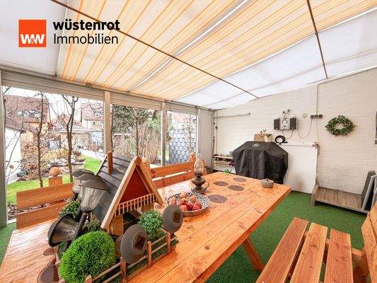 überdachte Terrasse mit Blick in den Garten