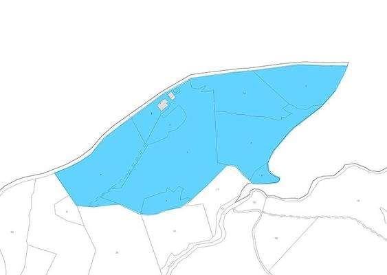Restaurierungsbedürftiges Bauernhaus mit Nebengebäude in einmaliger Lage