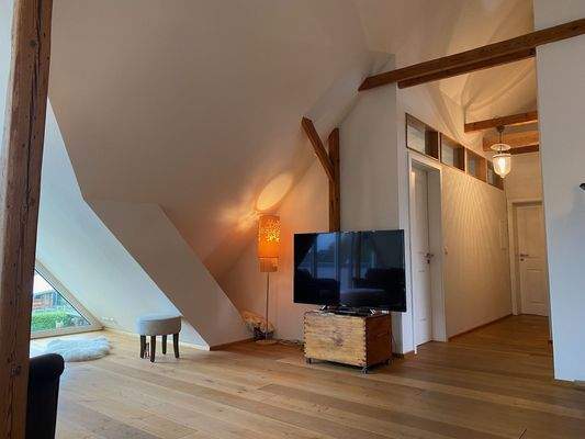 Blick vom Essbereich zum Eingangsbereich im DG