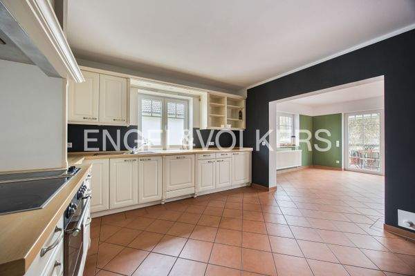 Großzügige Küche mit hochwertigen Geräten und offe