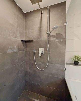 Hochwertige, ebenerdige Dusche
