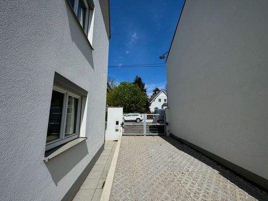 Privater Stellplatz mit autom. Tor