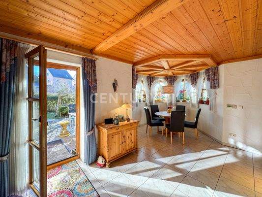 Essbereich mit Zugang zur Terrasse