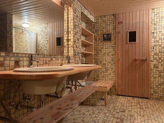 Bad mit Wanne, Dusche und Sauna im UG