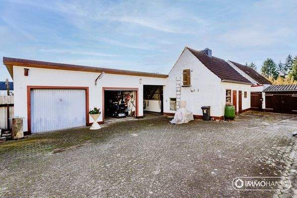 Außenansicht Garage und Stall 