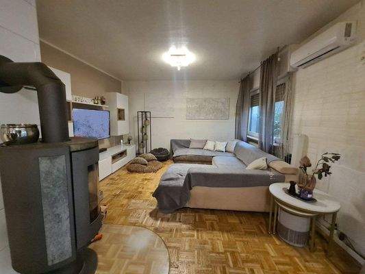 Wohnzimmer mit Kaminofen und Klimaanlage