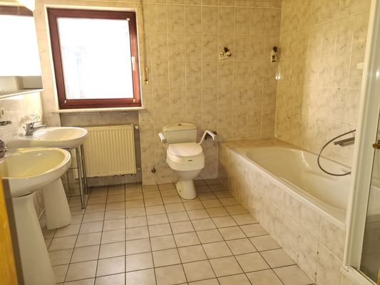 Bad mit Dusche und Badewanne